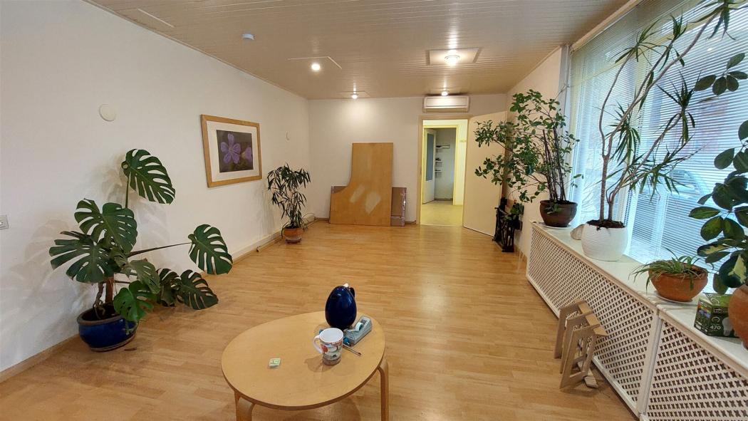 Ruime slaapkamer /werkkamer / praktijk aan huis kamer met airco